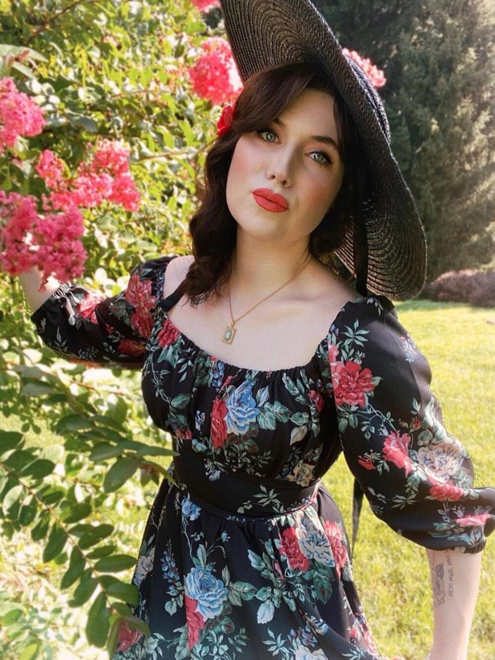 Vixen by Micheline Pitt Black Rose Floral Vacation Dress M